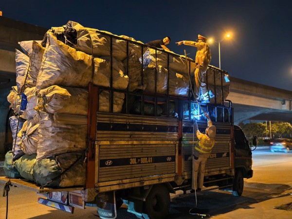 Kiểm soát xe kinh doanh vận tải để kéo giảm tai nạn giao thông